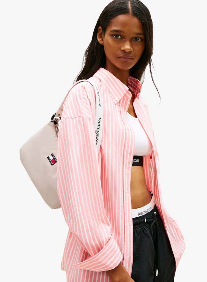 تومي جينز حقيبة كتف بشعار أساسي متكرر